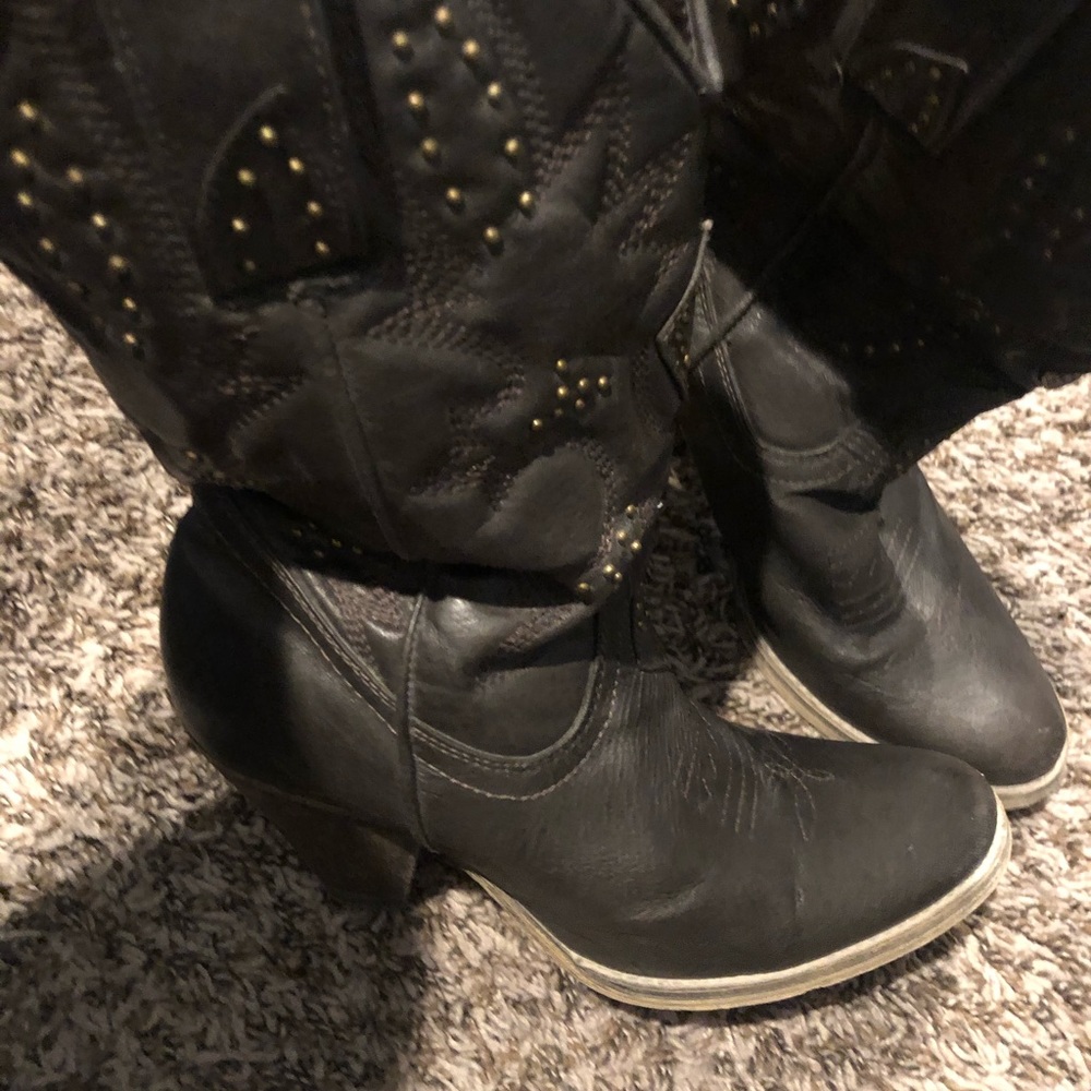 Woman’s round toe cowgirl boots